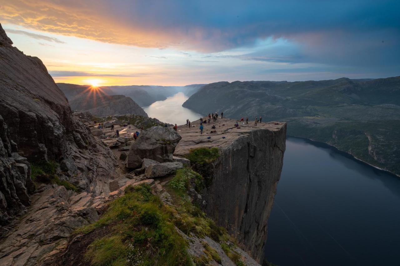 Hotel Nokling & Camping Hjelmeland Экстерьер фото