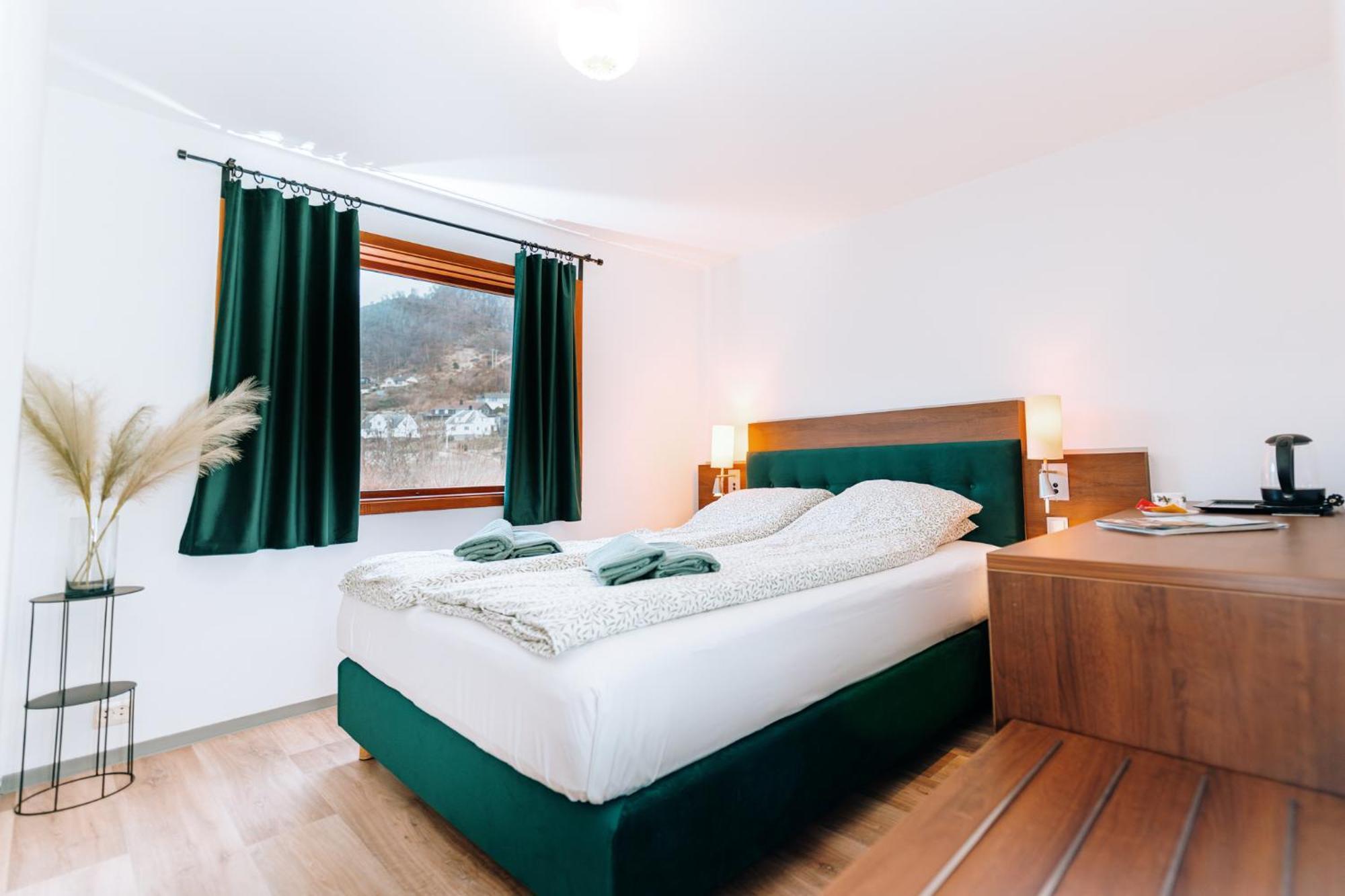 Hotel Nokling & Camping Hjelmeland Экстерьер фото
