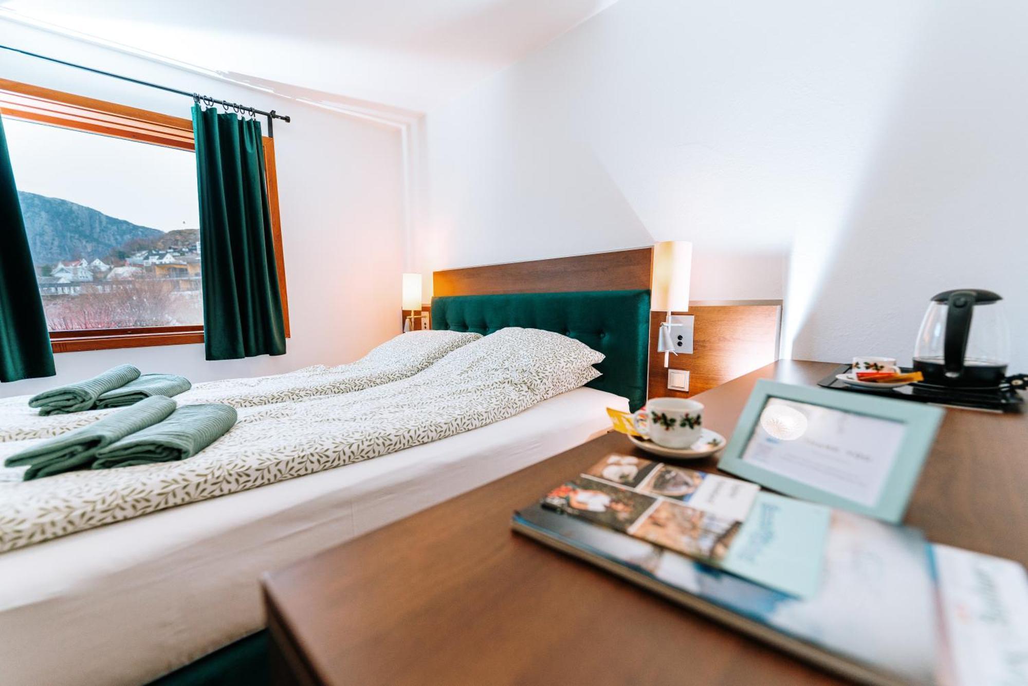 Hotel Nokling & Camping Hjelmeland Экстерьер фото
